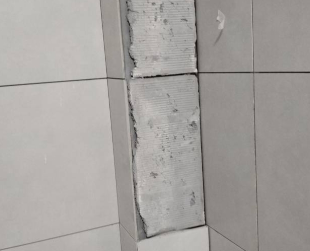 扬中瓷砖空鼓维修公司分享下瓷砖施工前基层浇水润湿程度不足，可能导致以下问题